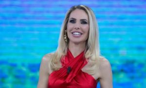 Ilary Blasi nello studio dell'Isola dei famosi