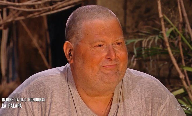 Mario Adinolfi capelli rasati all'Isola