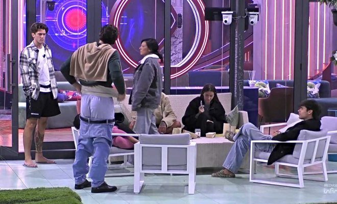 Omer si abbassa i pantaloni al GF