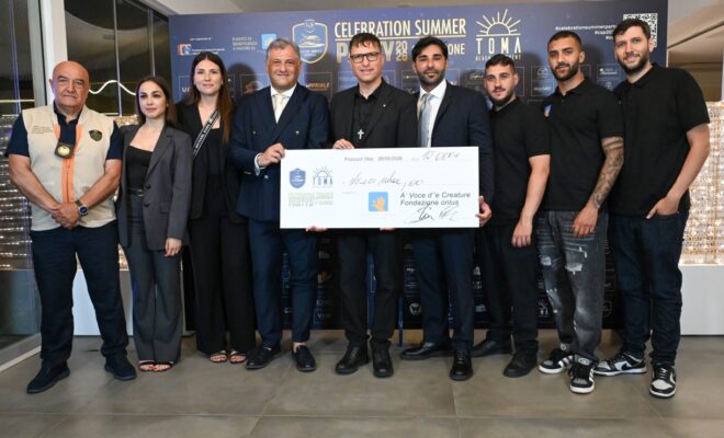Organizzatori e fondazione con assegno