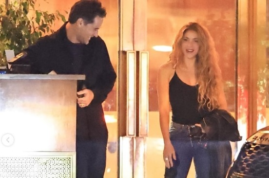 Shakira e Manuel Garcia Rulfo ph IG