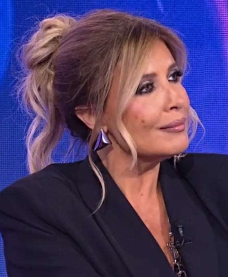 Selvaggia Lucarelli, Ballando con le Stelle non le manca, sull’Isola svela: “Grandi rivalità nel cast”